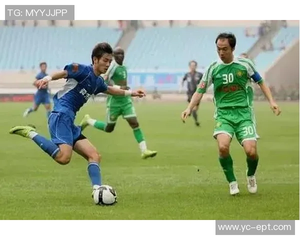 陈冠希与足球明星的精彩瞬间合成图揭示运动与艺术的完美结合